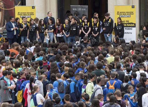 El director y los actores, con los escolares en Castellón. 