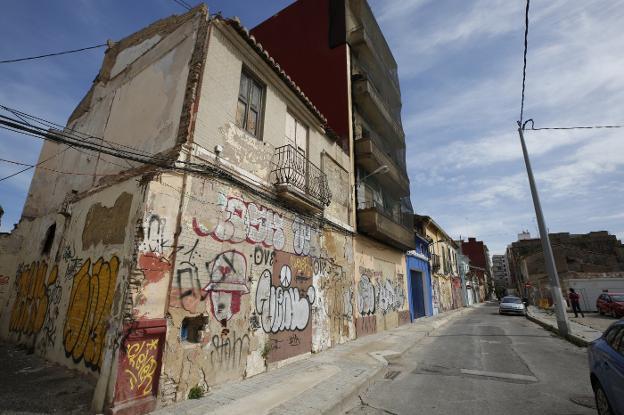 Uno de los inmuebles ocupados ilegalmente en el Cabanyal, ayer por la tarde. 