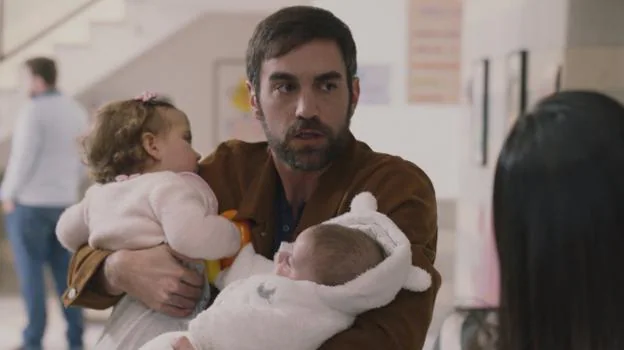 Iñaki, al que encarna en la serie Jon Plazaola, en una escena con los dos bebés, Elaia y Jon, a su cargo.  