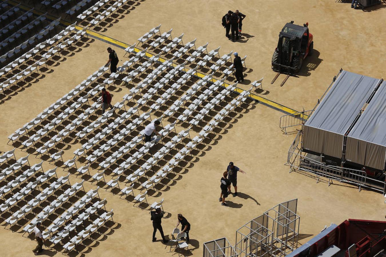 La gira 'Never Ending Tour' cierra esta noche su periplo español en Valencia y desde primera hora de la mañana los operarios trabajan en la plaza de toros de Valencia.