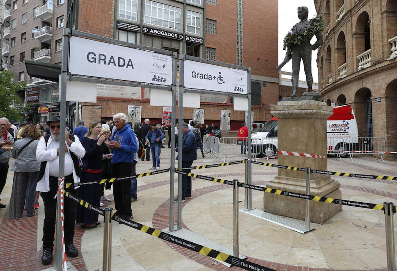 La gira 'Never Ending Tour' cierra esta noche su periplo español en Valencia y desde primera hora de la mañana los operarios trabajan en la plaza de toros de Valencia.