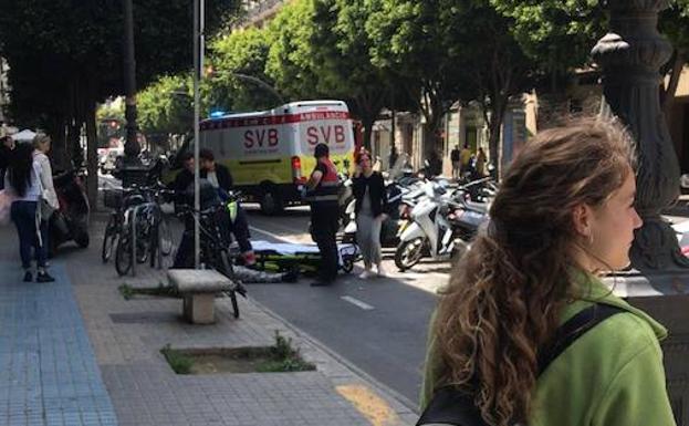 La ambulancia durante las labores de atención a la víctima, en plena calle Colón.