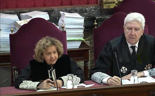 Los fiscales Consuelo Madrigal y Fidel Cadena, durante la sesión del juicio del 'procés'. 