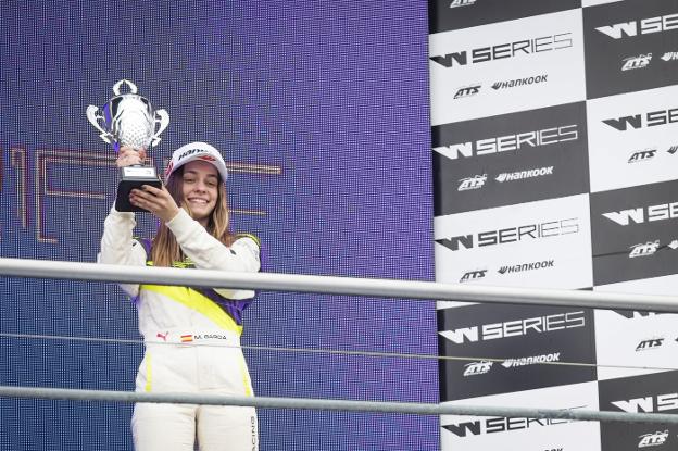 La piloto Marta García alza la copa el domingo en el podio del Circuito de Hockenheim. 