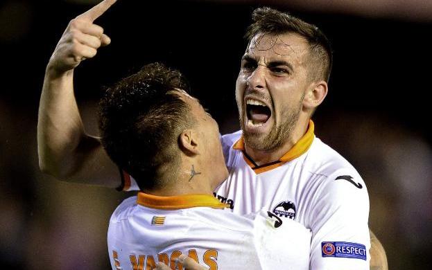 Vargas levanta en brazos a Paco Alcácer después de uno de los goles del valenciano al Basilea. 