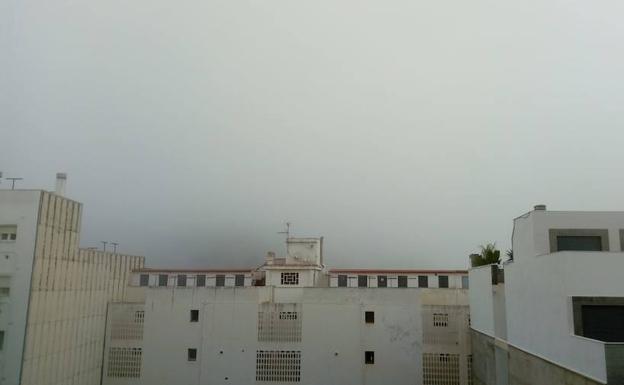La niebla impide ver el castillo de Dénia.