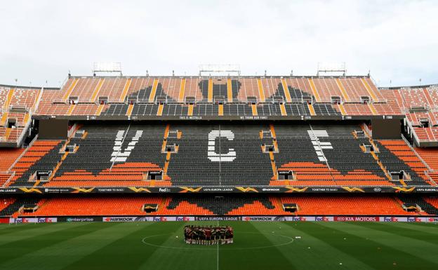 La plantilla del Arsenal, en el entrenamiento en Mestalla, tras las ruedas de prensa de la Europa League.