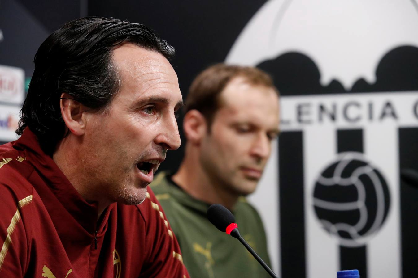 El Arsenal ha aterrizado en Valencia este miércoles y se ha entrenado esta tarde en Mestalla de cara al partido de vuelta de la semifinal de la UEFA Europa League 2018-2019. Marcelino y Gayà por un lado y Unai Emery y Petr Cech por otro han protagonizado las ruedas de prensa previas al choque.