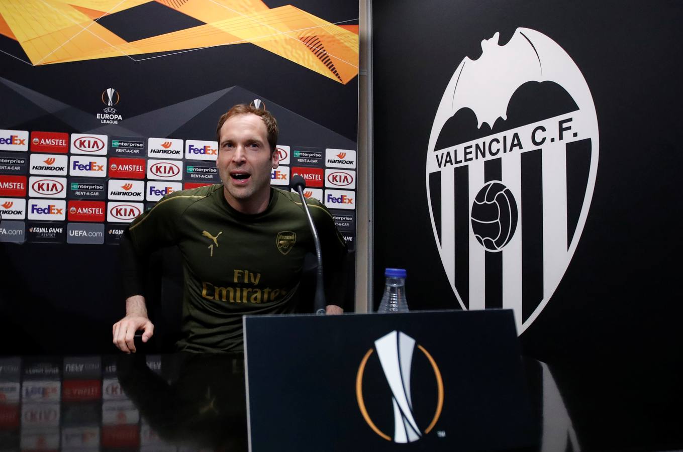 El Arsenal ha aterrizado en Valencia este miércoles y se ha entrenado esta tarde en Mestalla de cara al partido de vuelta de la semifinal de la UEFA Europa League 2018-2019. Marcelino y Gayà por un lado y Unai Emery y Petr Cech por otro han protagonizado las ruedas de prensa previas al choque.