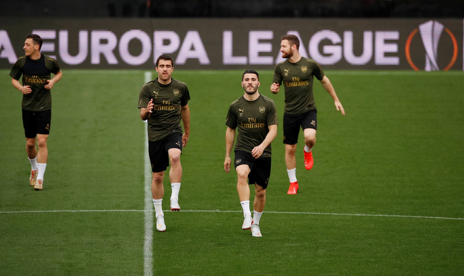 El Arsenal ha aterrizado en Valencia este miércoles y se ha entrenado esta tarde en Mestalla de cara al partido de vuelta de la semifinal de la UEFA Europa League 2018-2019. Marcelino y Gayà por un lado y Unai Emery y Petr Cech por otro han protagonizado las ruedas de prensa previas al choque.