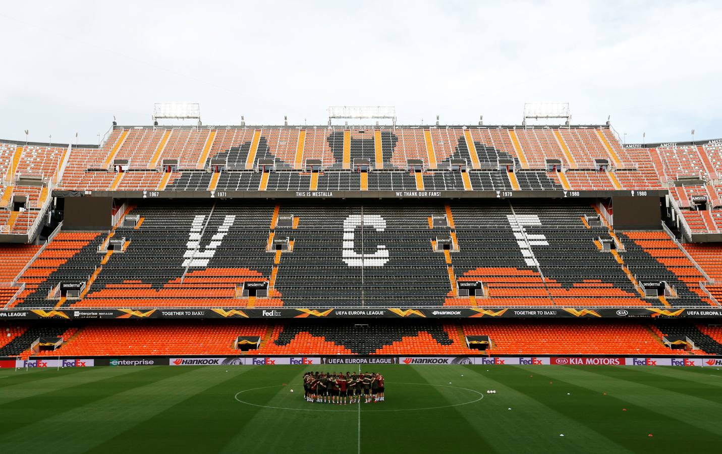 El Arsenal ha aterrizado en Valencia este miércoles y se ha entrenado esta tarde en Mestalla de cara al partido de vuelta de la semifinal de la UEFA Europa League 2018-2019. Marcelino y Gayà por un lado y Unai Emery y Petr Cech por otro han protagonizado las ruedas de prensa previas al choque.