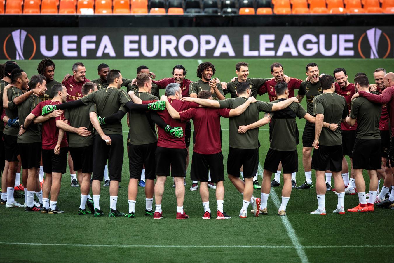 El Arsenal ha aterrizado en Valencia este miércoles y se ha entrenado esta tarde en Mestalla de cara al partido de vuelta de la semifinal de la UEFA Europa League 2018-2019. Marcelino y Gayà por un lado y Unai Emery y Petr Cech por otro han protagonizado las ruedas de prensa previas al choque.