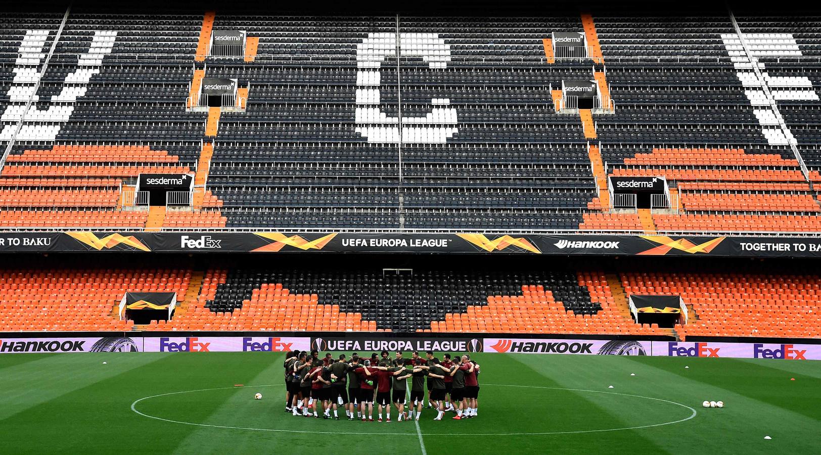 El Arsenal ha aterrizado en Valencia este miércoles y se ha entrenado esta tarde en Mestalla de cara al partido de vuelta de la semifinal de la UEFA Europa League 2018-2019. Marcelino y Gayà por un lado y Unai Emery y Petr Cech por otro han protagonizado las ruedas de prensa previas al choque.