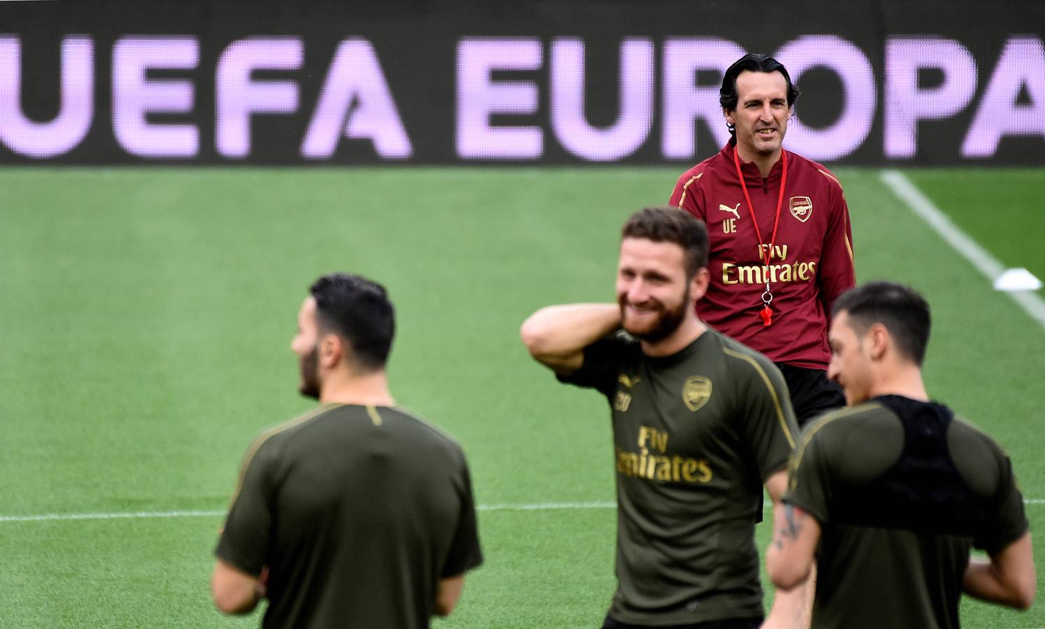 El Arsenal ha aterrizado en Valencia este miércoles y se ha entrenado esta tarde en Mestalla de cara al partido de vuelta de la semifinal de la UEFA Europa League 2018-2019. Marcelino y Gayà por un lado y Unai Emery y Petr Cech por otro han protagonizado las ruedas de prensa previas al choque.