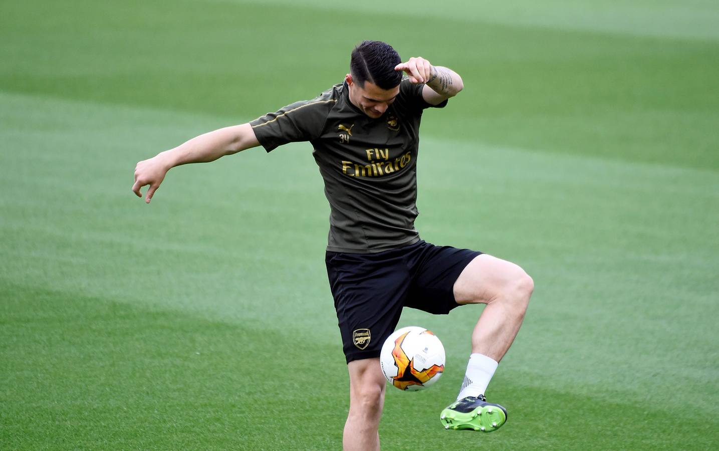 El Arsenal ha aterrizado en Valencia este miércoles y se ha entrenado esta tarde en Mestalla de cara al partido de vuelta de la semifinal de la UEFA Europa League 2018-2019. Marcelino y Gayà por un lado y Unai Emery y Petr Cech por otro han protagonizado las ruedas de prensa previas al choque.