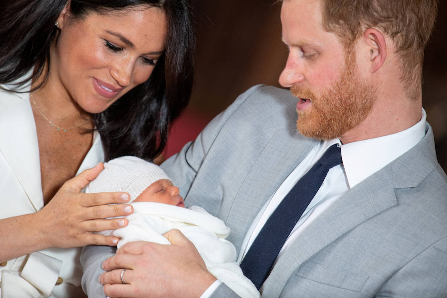 El duque y la duquesa de Sussex presentaron este miércoles a su hijo: Archie Harrison Mountbatten-Windsor. Envuelto en una toquilla blanca y con la cabeza cubierta por un gorrito de ese mismo color, el pequeño Archie permaneció dormido en brazos de su padre durante los pocos minutos en que los Sussex posaron para la prensa. El nuevo miembro de la familia real, séptimo en la línea de sucesión al trono detrás de su abuelo Carlos, su tío Guillermo, los tres hijos de éste y su propio padre, no tendrá tratamiento de alteza por deseo expreso de los padres. 