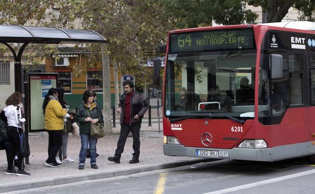 Un autobús de la línea 64 circula por Peset Aleixandre.