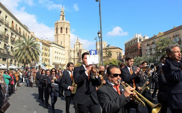 CIM Tendetes desfilando en la Entrada de Bandas de las Fallas 2019.