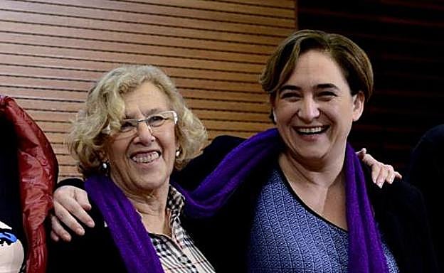Ada Colau (izq.), junto a Manuela Carmena. 