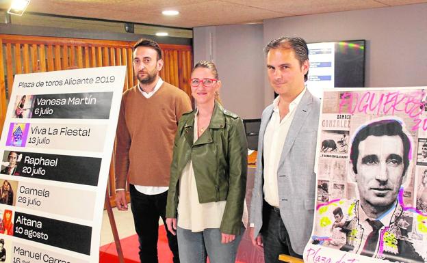 La concejala de Asuntos Taurinos, Mari Carmen de España, junto a los responsables de la empresa Toros del Mediterráneo.