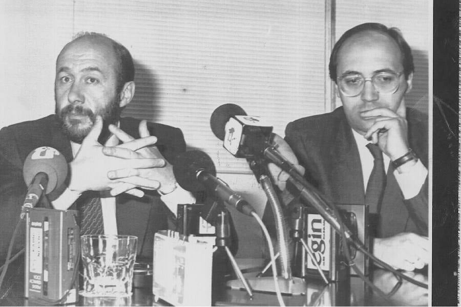 Rubalcaba explica los contenidos de su nueva ley de educación, la LOGSE, en una rueda de prensa en Bilbao en 1990.