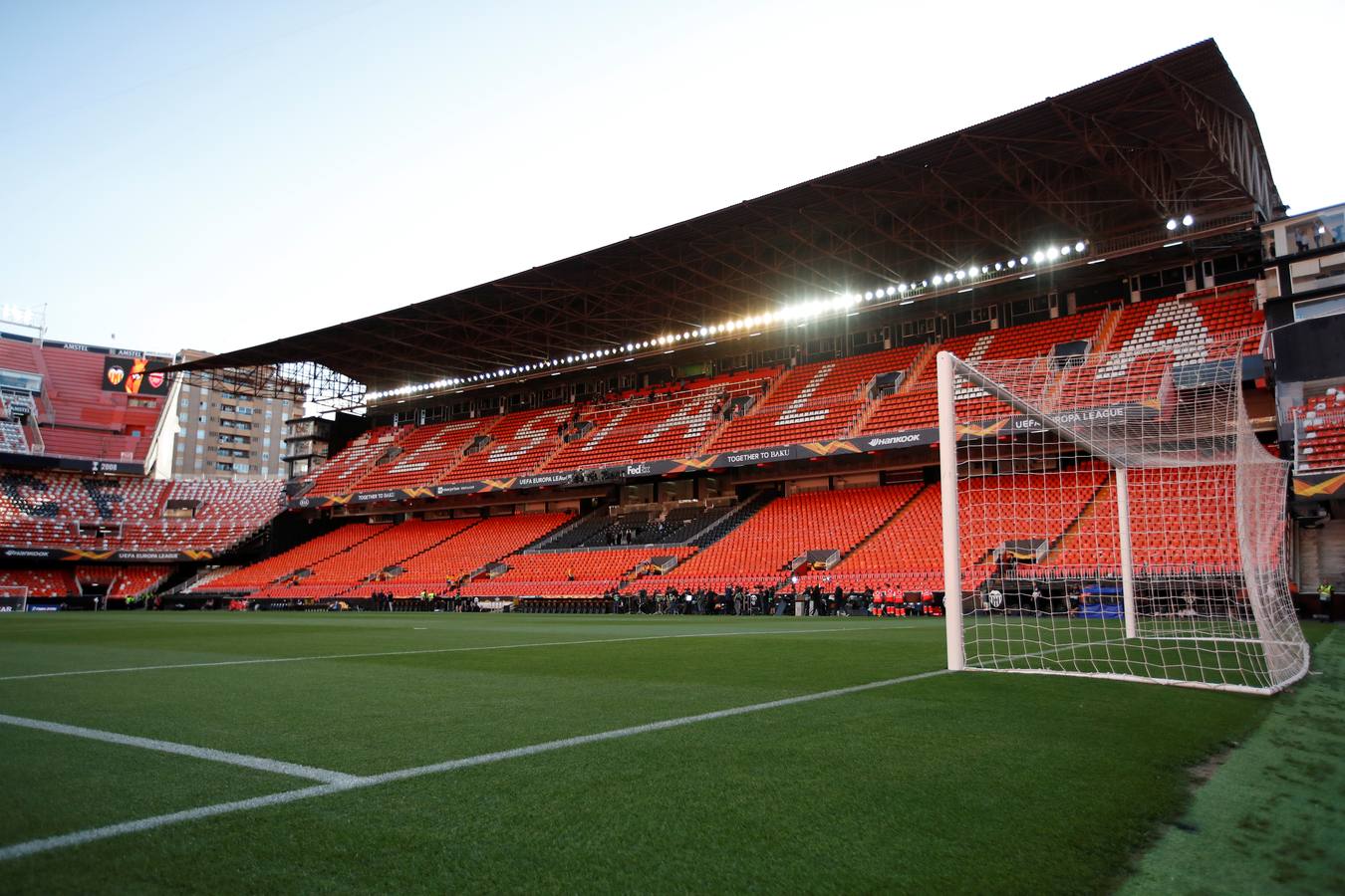 La plaza de la afición presenta un lleno total para llevar al Valencia a la final de Bakú