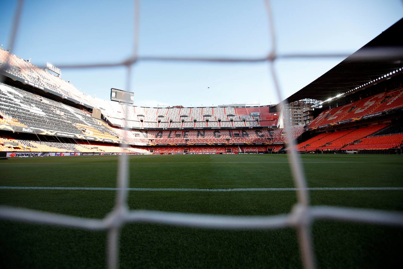 La plaza de la afición presenta un lleno total para llevar al Valencia a la final de Bakú