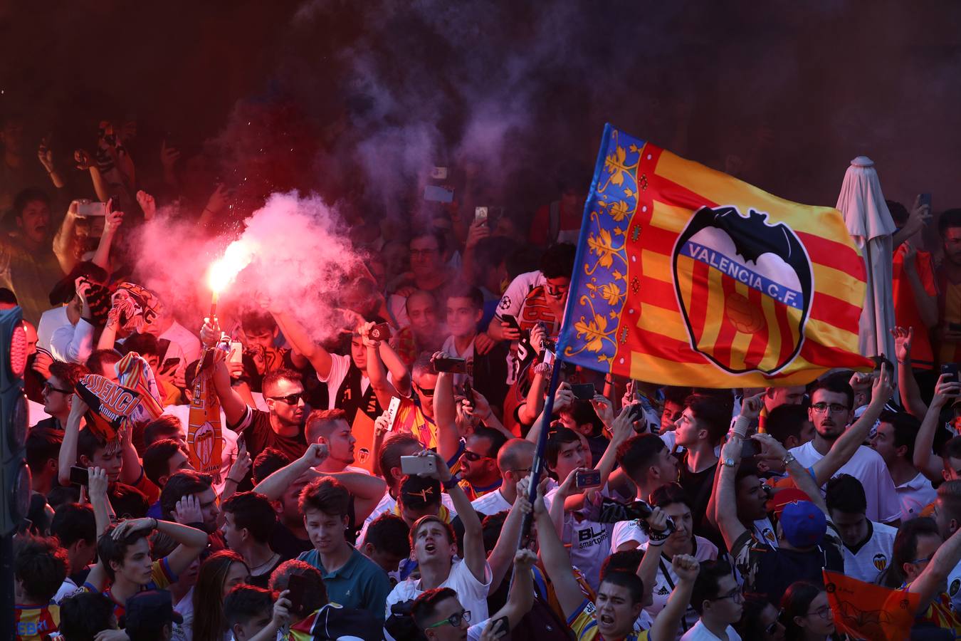 La plaza de la afición presenta un lleno total para llevar al Valencia a la final de Bakú