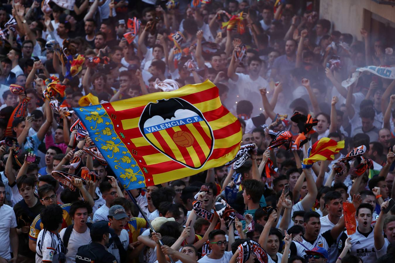 La plaza de la afición presenta un lleno total para llevar al Valencia a la final de Bakú