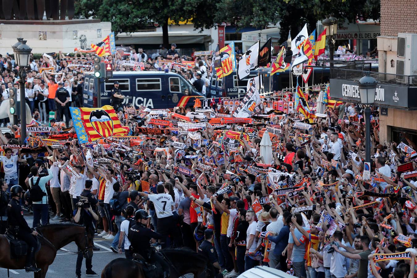 La plaza de la afición presenta un lleno total para llevar al Valencia a la final de Bakú