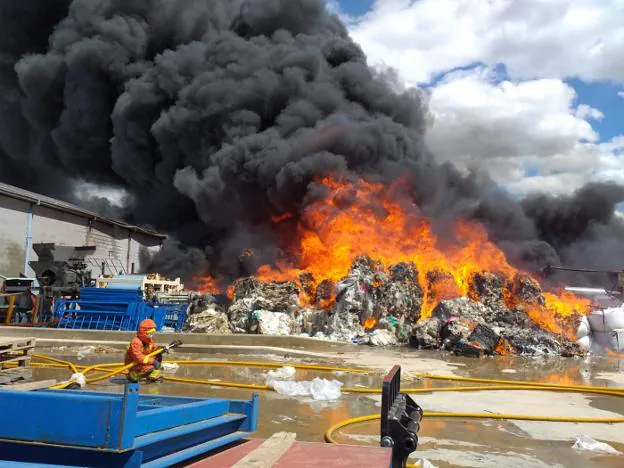 INCENDIO INDUSTRIAL EN LA POBLA LLARGA