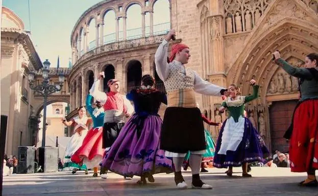El grupo de baile de la Falla Marqués de Montortal-José Esteve, en la plaza de la Virgen.