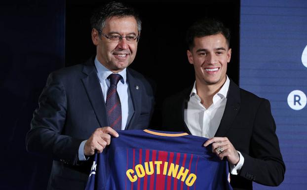 Josep Maria Bartomeu, junto a Philippe Coutinho el día de la presentación del brasileño. 