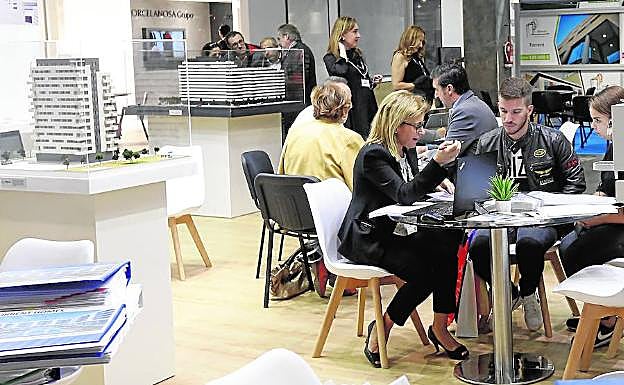 Asistentes al certamen inmobiliario Urbe, celebrado en Feria Valencia. 