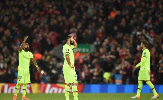 Luis Suárez (c), entre Arturo Vidal y Gerard Piquéz, se lamenta en Liverpool. 