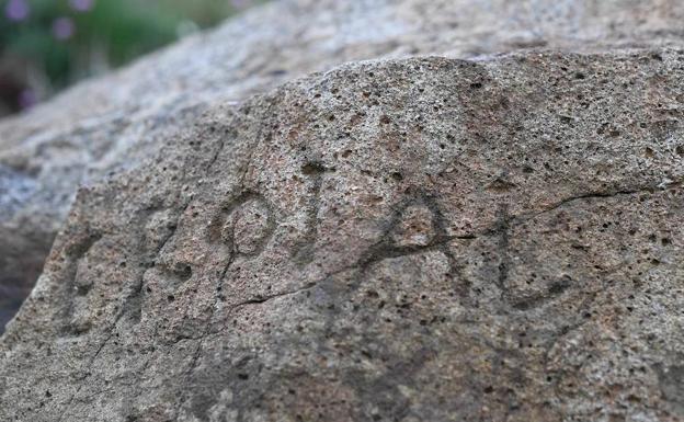 El misterio de la inscripción en una roca que Francia no puede descifrar