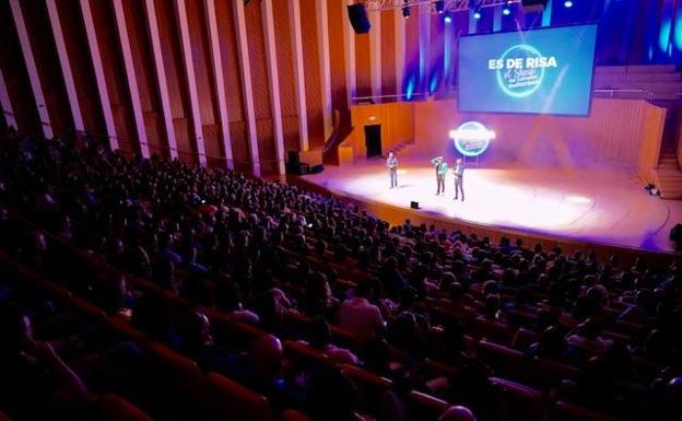 El público, atento al espectáculo en el Palau.