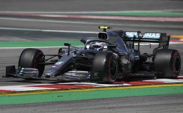 El Mercedes de Valtteri Bottas, rodando este viernes sobre el trazado de Montmeló. 