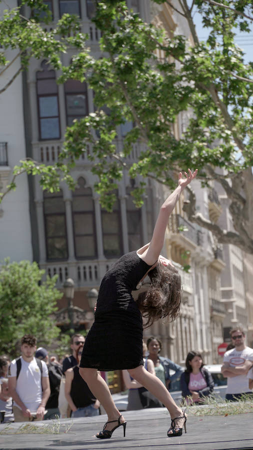 Una «jauría de bestias salvajes y creativas» ha invadido este sábado la Plaza del Ayuntamiento de Valencia, que vuelve a convertirse en la plaza 10 Sentidos, en un enclave que acoge una de las grandes citas del festival, con propuestas que reflexionan sobre la violencia que impregna cada capa de la sociedad y las diversas formas en las que se manifiesta. El certamen apuesta por un potente contenido social y esta edición, bajo el lema 'Bestias', pretende invitar al debate sobre las pulsiones más oscuras del ser humano y sobre la capacidad o no del arte para canalizar esa agresividad que horroriza y estremece, que hipnotiza y atrae a las personas, ha explicado la organización en un comunicado.