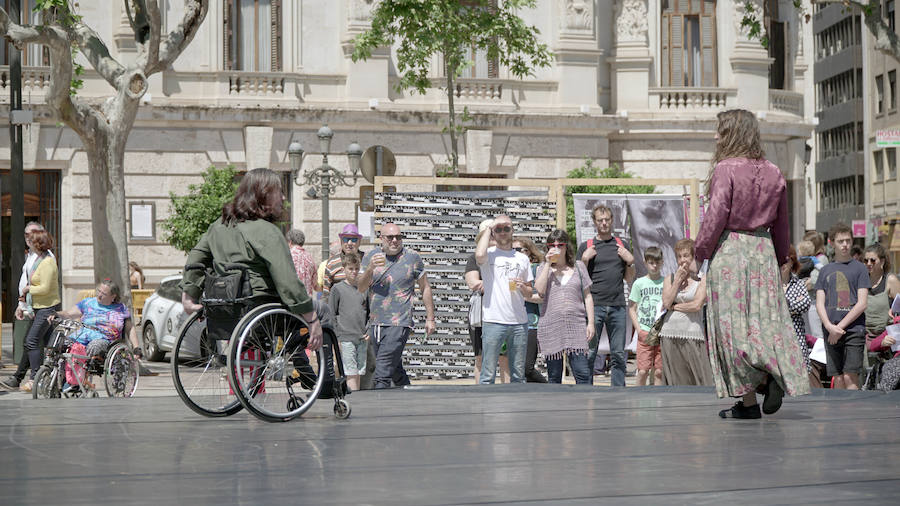 Una «jauría de bestias salvajes y creativas» ha invadido este sábado la Plaza del Ayuntamiento de Valencia, que vuelve a convertirse en la plaza 10 Sentidos, en un enclave que acoge una de las grandes citas del festival, con propuestas que reflexionan sobre la violencia que impregna cada capa de la sociedad y las diversas formas en las que se manifiesta. El certamen apuesta por un potente contenido social y esta edición, bajo el lema 'Bestias', pretende invitar al debate sobre las pulsiones más oscuras del ser humano y sobre la capacidad o no del arte para canalizar esa agresividad que horroriza y estremece, que hipnotiza y atrae a las personas, ha explicado la organización en un comunicado.