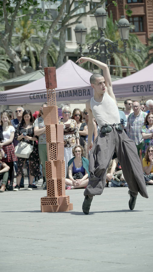 Una «jauría de bestias salvajes y creativas» ha invadido este sábado la Plaza del Ayuntamiento de Valencia, que vuelve a convertirse en la plaza 10 Sentidos, en un enclave que acoge una de las grandes citas del festival, con propuestas que reflexionan sobre la violencia que impregna cada capa de la sociedad y las diversas formas en las que se manifiesta. El certamen apuesta por un potente contenido social y esta edición, bajo el lema 'Bestias', pretende invitar al debate sobre las pulsiones más oscuras del ser humano y sobre la capacidad o no del arte para canalizar esa agresividad que horroriza y estremece, que hipnotiza y atrae a las personas, ha explicado la organización en un comunicado.