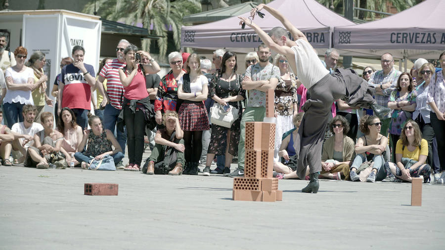 Una «jauría de bestias salvajes y creativas» ha invadido este sábado la Plaza del Ayuntamiento de Valencia, que vuelve a convertirse en la plaza 10 Sentidos, en un enclave que acoge una de las grandes citas del festival, con propuestas que reflexionan sobre la violencia que impregna cada capa de la sociedad y las diversas formas en las que se manifiesta. El certamen apuesta por un potente contenido social y esta edición, bajo el lema 'Bestias', pretende invitar al debate sobre las pulsiones más oscuras del ser humano y sobre la capacidad o no del arte para canalizar esa agresividad que horroriza y estremece, que hipnotiza y atrae a las personas, ha explicado la organización en un comunicado.