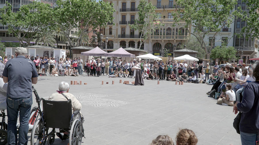 Una «jauría de bestias salvajes y creativas» ha invadido este sábado la Plaza del Ayuntamiento de Valencia, que vuelve a convertirse en la plaza 10 Sentidos, en un enclave que acoge una de las grandes citas del festival, con propuestas que reflexionan sobre la violencia que impregna cada capa de la sociedad y las diversas formas en las que se manifiesta. El certamen apuesta por un potente contenido social y esta edición, bajo el lema 'Bestias', pretende invitar al debate sobre las pulsiones más oscuras del ser humano y sobre la capacidad o no del arte para canalizar esa agresividad que horroriza y estremece, que hipnotiza y atrae a las personas, ha explicado la organización en un comunicado.