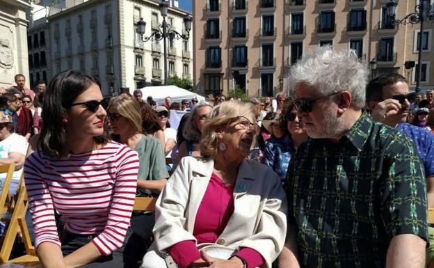 Almodóvar junto a Carmen y Rita Maestre. 