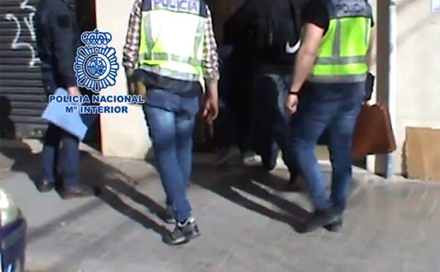 Una agente de Policía, en una operación contra delitos por internet.