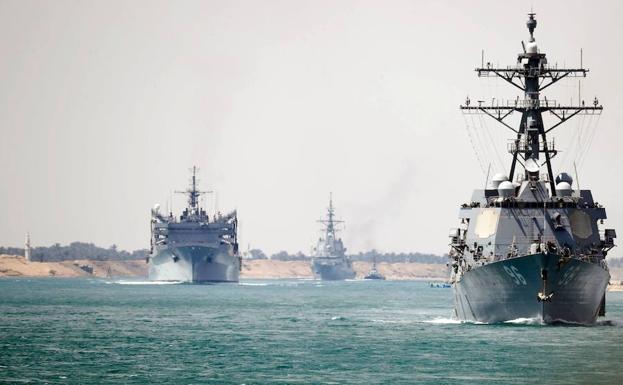 El portaaviones Abraham Lincoln al cruzar el Canal de Suez.