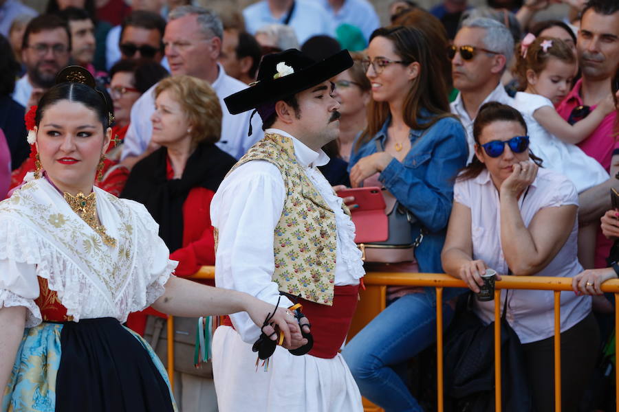 Los bailes regionales vuelven a ser protagonistas de la jornada. Tras el éxito de la dansà infantil vespertina de ayer y de la nocturna de los adultos, un total de 20 grupos de los pueblos de la provincia han demostrado este sábado su amor por la Virgen con diferentes bailes.