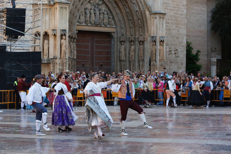 Los bailes regionales vuelven a ser protagonistas de la jornada. Tras el éxito de la dansà infantil vespertina de ayer y de la nocturna de los adultos, un total de 20 grupos de los pueblos de la provincia han demostrado este sábado su amor por la Virgen con diferentes bailes.