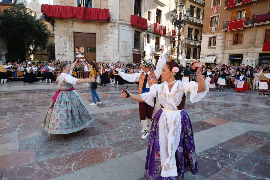 Los bailes regionales vuelven a ser protagonistas de la jornada. Tras el éxito de la dansà infantil vespertina de ayer y de la nocturna de los adultos, un total de 20 grupos de los pueblos de la provincia han demostrado este sábado su amor por la Virgen con diferentes bailes.