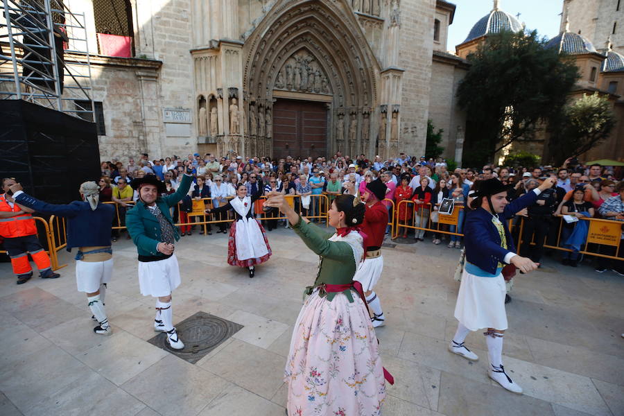 Los bailes regionales vuelven a ser protagonistas de la jornada. Tras el éxito de la dansà infantil vespertina de ayer y de la nocturna de los adultos, un total de 20 grupos de los pueblos de la provincia han demostrado este sábado su amor por la Virgen con diferentes bailes.